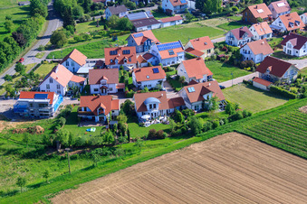 In the pea field in the district Mörzheim in Landau in der Pfalz in the state Rhineland-Palatinate, Germany from above