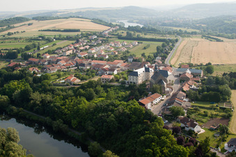 Village on the river bank areas of the river Mosel in Berg-sur-Moselle in Grand Est, France