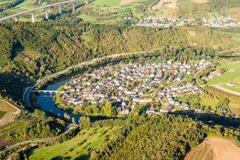 Aerial photograpy of Curved loop of the riparian zones on the course of the river of Sauer on frontier to Luxemburg in the district Mesenich in Langsur in the state Rhineland-Palatinate, Germany