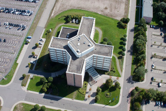Building complex and grounds of the logistics center Daimler AG Global Logistic Center on the Island Gruen in Germersheim in the state Rhineland-Palatinate, Germany seen from above