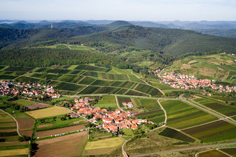 From the east in the district Oberhofen in Pleisweiler-Oberhofen in the state Rhineland-Palatinate, Germany
