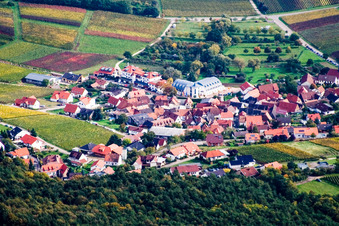 Wine-growing village on the edge of the Palatinate Forest from the northwest in the district Gleiszellen in Gleiszellen-Gleishorbach in the state Rhineland-Palatinate, Germany