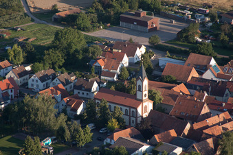 Bird's eye view of Town View of the streets and houses of the residential areas in the district Billigheim in Billigheim-Ingenheim in the state Rhineland-Palatinate