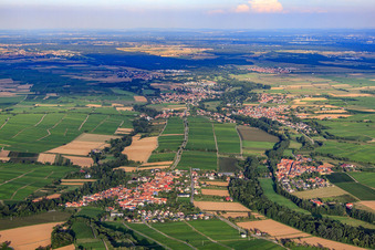 Wine-growing town from the west in the district Heuchelheim in Heuchelheim-Klingen in the state Rhineland-Palatinate, Germany