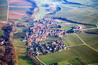 Wine-growing village from the west in the district Klingen in Heuchelheim-Klingen in the state Rhineland-Palatinate, Germany