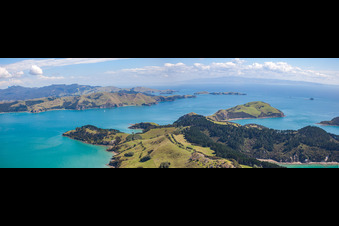 Coastline on the sandy beach of Sued-Pazifik in the district Mcgreogor Bay in Coromandel in Waikato, New Zealand