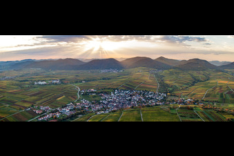 Southern Palatinate panorama in the evening to Ranschbach in Ilbesheim bei Landau in the state Rhineland-Palatinate, Germany