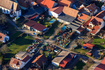 Garden path in the district Schweigen in Schweigen-Rechtenbach in the state Rhineland-Palatinate, Germany
