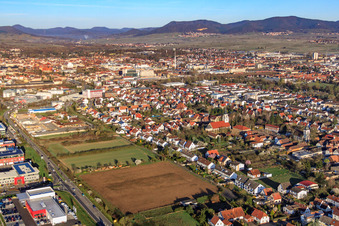 Wide path in the district Queichheim in Landau in der Pfalz in the state Rhineland-Palatinate, Germany from above