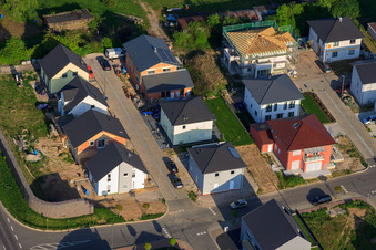 New Development Area East (Im Holderbusch) in Minfeld in the state Rhineland-Palatinate, Germany from above