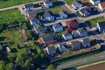 New development area in Holderbusch from the north in Minfeld in the state Rhineland-Palatinate, Germany seen from above
