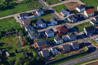 New development area in Holderbusch from the north in Minfeld in the state Rhineland-Palatinate, Germany from the plane