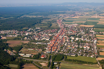 Aerial photograpy of Ortsansicht der langen Rhein-, Haupt und Saarstrasse durch Kandel