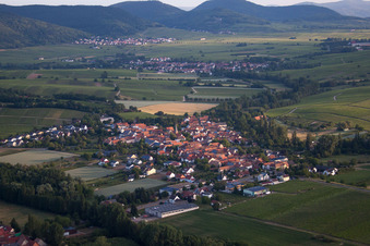 Aerial photograpy of Village - view on the edge of agricultural fields and wine yards in the district Heuchelheim in Heuchelheim-Klingen in the state Rhineland-Palatinate, Germany