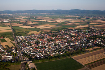 Oblique view of Town View of the streets and houses of the residential areas in Boehl-Iggelheim in the state Rhineland-Palatinate