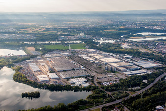 Building and production halls on the premises of Daimler Automobilwerk Woerth in Woerth am Rhein in the state Rhineland-Palatinate, Germany from above