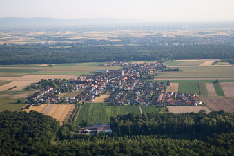 From the south in the district Hayna in Herxheim bei Landau in the state Rhineland-Palatinate, Germany
