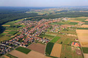 Overview of the town from the northeast in Hatzenbühl in the state Rhineland-Palatinate, Germany
