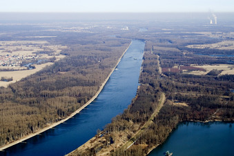 Schmugglermeer" quarry lake on the Rhine between Leimersheim and Eggenstein in the district Leopoldshafen in Eggenstein-Leopoldshafen in the state Baden-Wuerttemberg, Germany