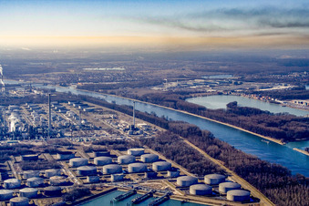 MIRO oil refineries in the N of Knielingen in the district Knielingen in Karlsruhe in the state Baden-Wuerttemberg, Germany