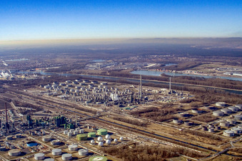 MIRO oil refineries in the N of Knielingen in the district Knielingen in Karlsruhe in the state Baden-Wuerttemberg, Germany from above