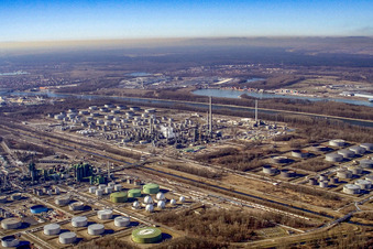 MIRO oil refineries in the N of Knielingen in the district Knielingen in Karlsruhe in the state Baden-Wuerttemberg, Germany out of the air
