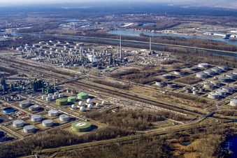 MIRO oil refineries in the N of Knielingen in the district Knielingen in Karlsruhe in the state Baden-Wuerttemberg, Germany seen from above