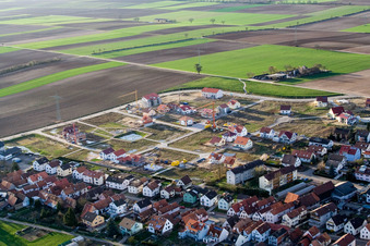 Construction sites for new construction residential area of detached housing estate Am Hoehenweg in Kandel in the state Rhineland-Palatinate from the plane