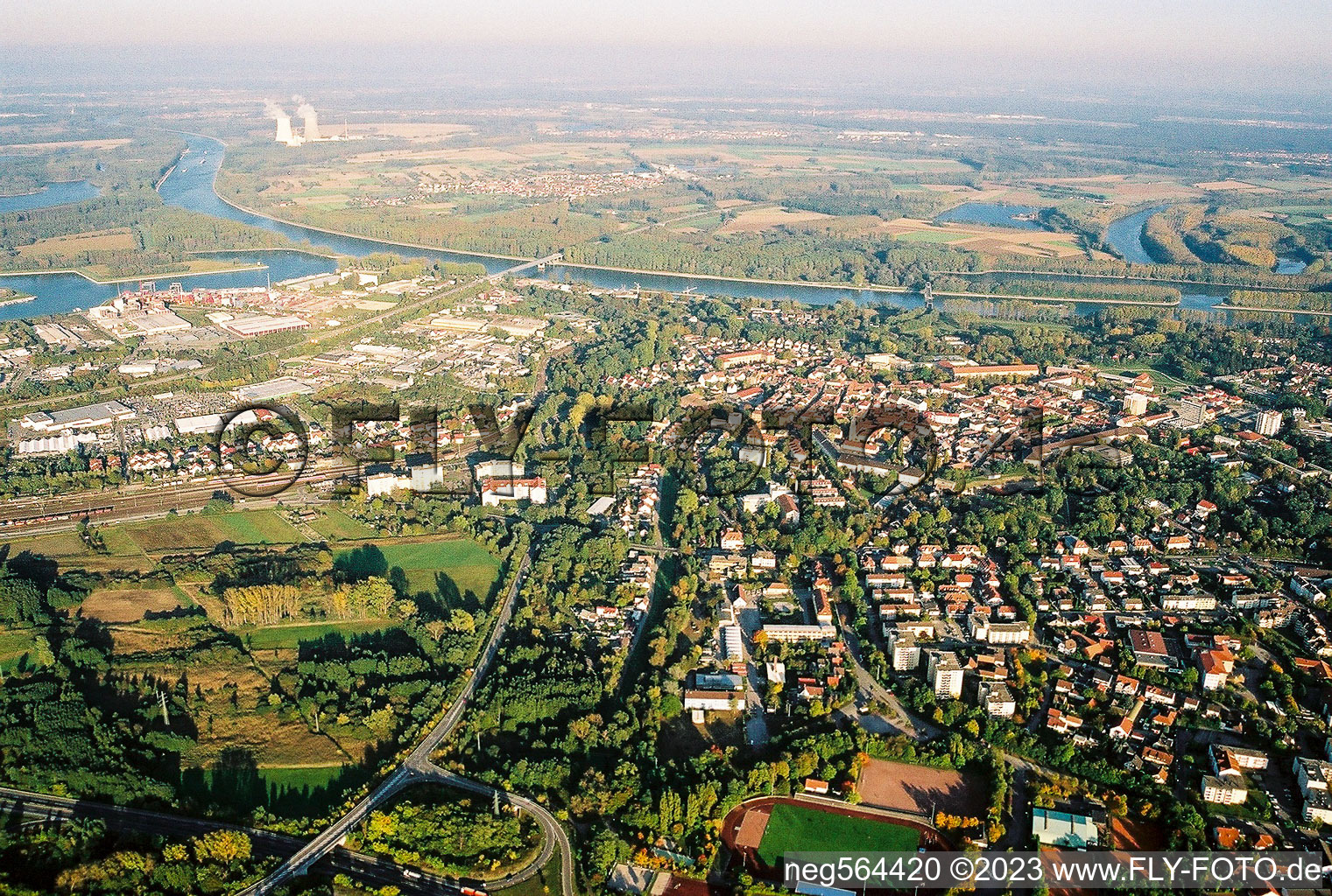 From the southwest in Germersheim in the state Rhineland-Palatinate, Germany