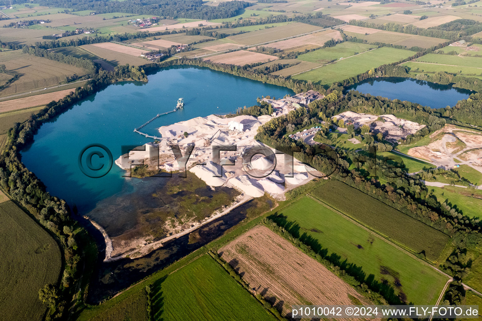 Site and tailings area of the gravel mining on Baggersee Plaulbach of VOGEL-BAU GmbH - Asphaltmischanlage Maiwald in Renchen in the state , Germany