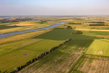 With railway bridge over the Eider in the district Dammsdeich in Koldenbüttel in the state Schleswig Holstein, Germany