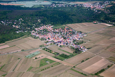 Aerial view of Town View of the streets and houses of the residential areas in the district Am Muenchberg in Bobenheim am Berg in the state Rhineland-Palatinate