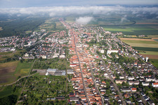 Aerial view of Ortsansicht der langen Rhein-, Haupt und Saarstrasse durch Kandel