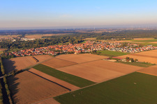 Oblique view of View of the town from the southwest in Steinweiler in the state Rhineland-Palatinate, Germany