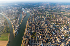 Building and production halls on the premises of the chemical manufacturers BASF on Rhein in Ludwigshafen am Rhein in the state Rhineland-Palatinate, Germany