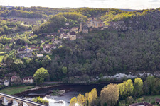 Dordogne bridge under Chateau de Castelnaud-la Chapelle in Castelnaud-la-Chapelle in the state Dordogne, France