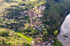Chateau de Castelnaud-la Chapelle above the Dordogne Bridge in Castelnaud-la-Chapelle in the state Dordogne, France from above