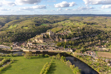 Château de Beynac in Beynac-et-Cazenac in the state Dordogne, France from above