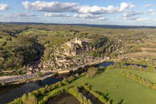 Château de Beynac in Beynac-et-Cazenac in the state Dordogne, France out of the air