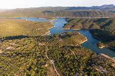 Reservoir: Lac Cassien - Faience in Montauroux in the state Var, France seen from above