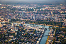 Square city in the horseshoe-shaped ring beyond the Rhine in the district Innenstadt in Mannheim in the state Baden-Wuerttemberg, Germany