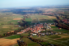 Town from the west in the district Heuchelheim in Heuchelheim-Klingen in the state Rhineland-Palatinate, Germany