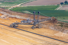 Giant hoisting crane eats into former farmland for the western expansion of the Garzweiler open-cast lignite mine in the district Immerath in Erkelenz in the state North Rhine-Westphalia, Germany