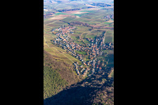 Village on the edge of the Haardt from the southwest in the district Pleisweiler in Pleisweiler-Oberhofen in the state Rhineland-Palatinate, Germany