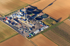 Drilling rig of the V20 deep drilling site of Vulcan Energy at Schleidberg for the extraction of geothermal energy and lithium in Insheim in the state Rhineland-Palatinate, Germany from the drone perspective