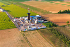 Oblique view of Drilling site of the deep drilling rig V20 of Vercana GmbH for Vulcan Energy at Schleidberg for the extraction of geothermal energy and lithium in Insheim in the state Rhineland-Palatinate, Germany