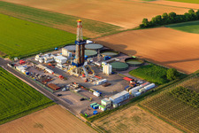 Drilling site of the deep drilling rig V20 of Vercana GmbH for Vulcan Energy at Schleidberg for the extraction of geothermal energy and lithium in Insheim in the state Rhineland-Palatinate, Germany from above