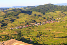 Wine-growing village in the Kaiserstuhl from the west in the district Bickensohl in Vogtsburg im Kaiserstuhl in the state Baden-Wuerttemberg, Germany