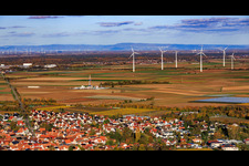Vercana GmbH's V20 drilling rig for deep geothermal energy and lithium extraction in front of the Offenbach wind farm; the GKM Mannheim power plant is visible in the background. in Insheim in the state Rhineland-Palatinate, Germany