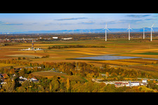 Geothermal power plant Insheim and drilling rig V20 of Vercana GmbH for deep geothermal energy and lithium extraction in front of the Offenbach wind farm, with the GKM Mannheim in the background in Insheim in the state Rhineland-Palatinate, Germany